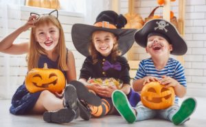 Niños con calabaza en Halloween