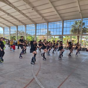 Un salto por la vida: evento solidario contra el cáncer infantil en Valencia 3 Macroevento solidario contra el cáncer infantil | Gente saltando 1