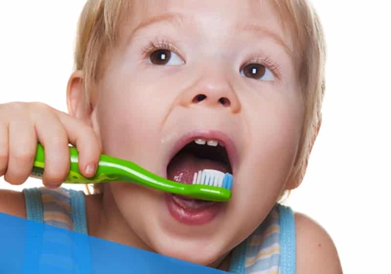 niño cepillándose los dientes