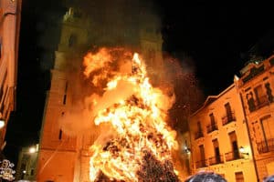 La Foguera de San Antonio Abad de Canals, la hoguera de leña más grande del mundo