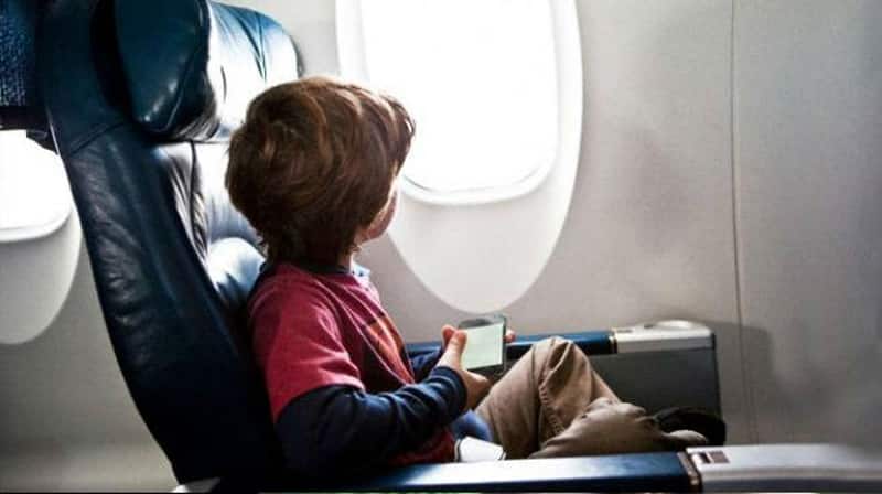 niño sentado en avión