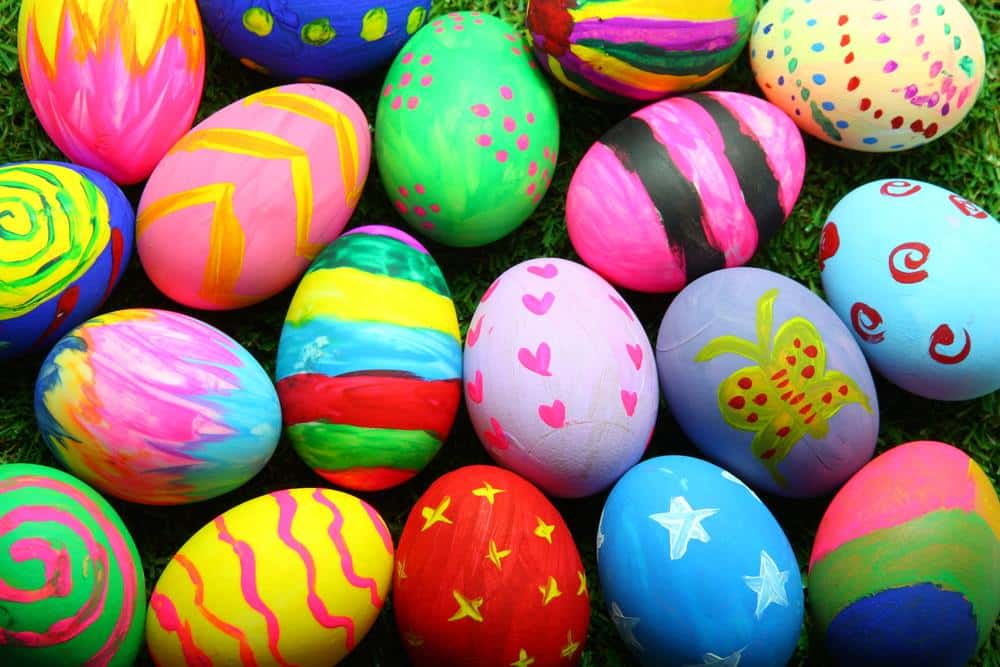 Manualidades de Pascua con niños - pintar huevos