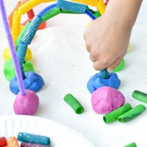 Manualidades para bebes de 0 a 3 años | macarrones arcoiris
