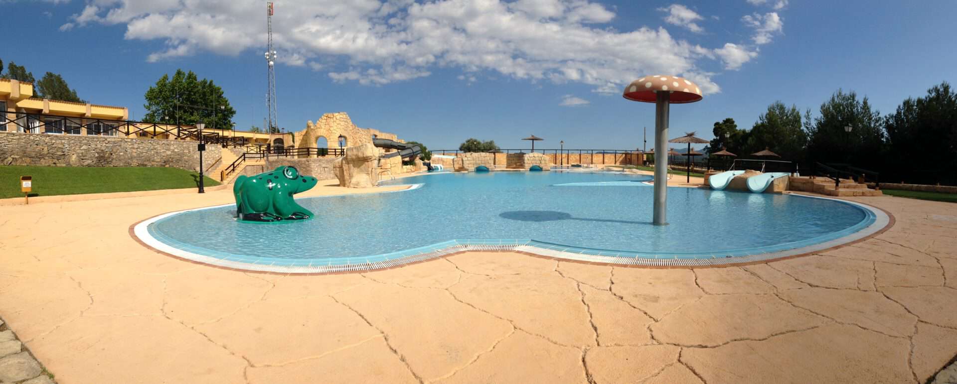 Murallas y piscinas del parque acuático Segóbriga Park en Segorbe