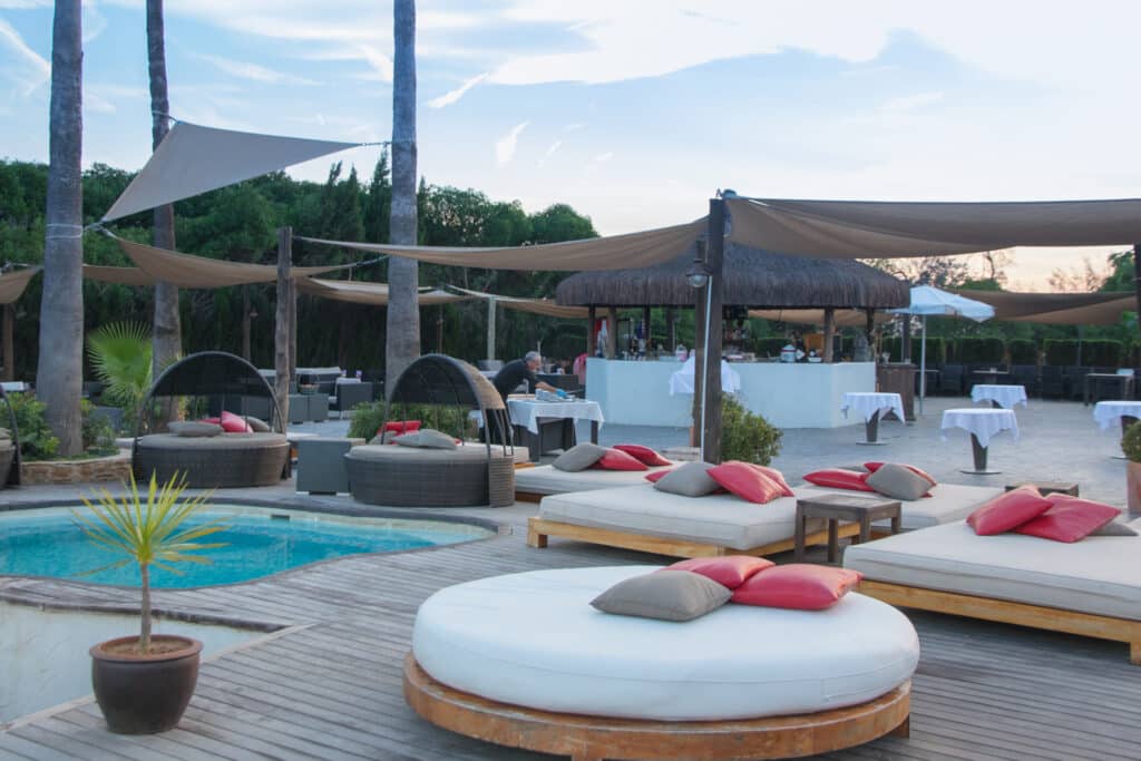 Wakaya Lounge - restaurante con piscina cerca de valencia