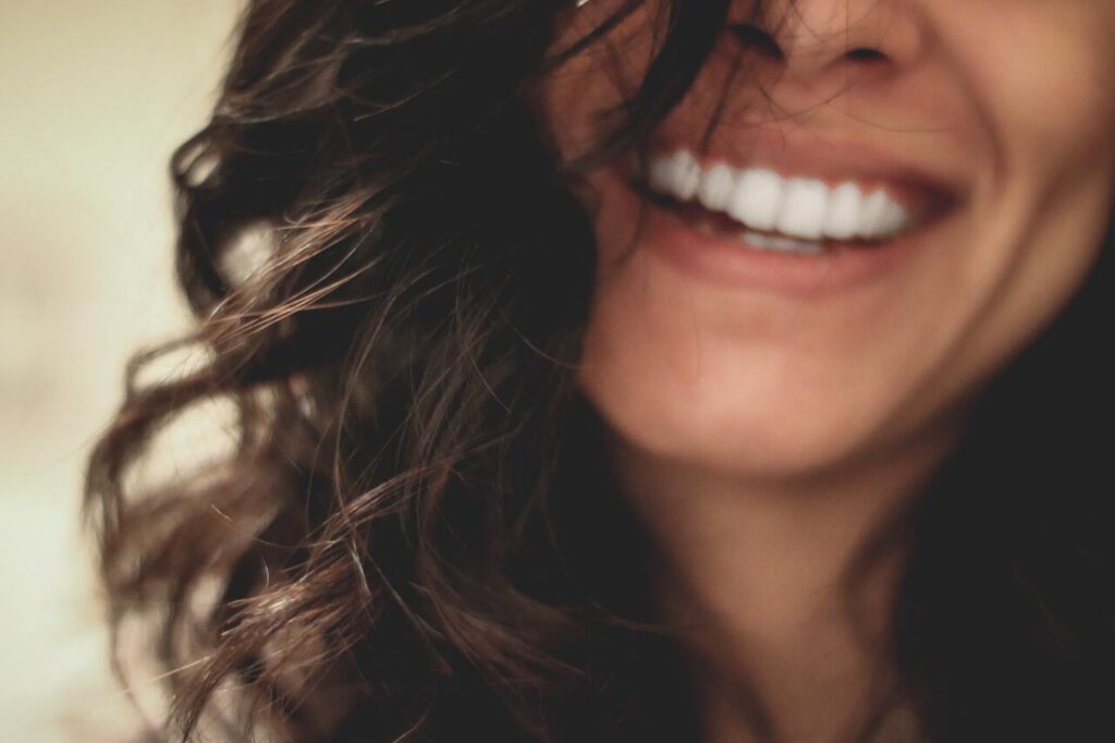 Implante dental sonrisa mujer