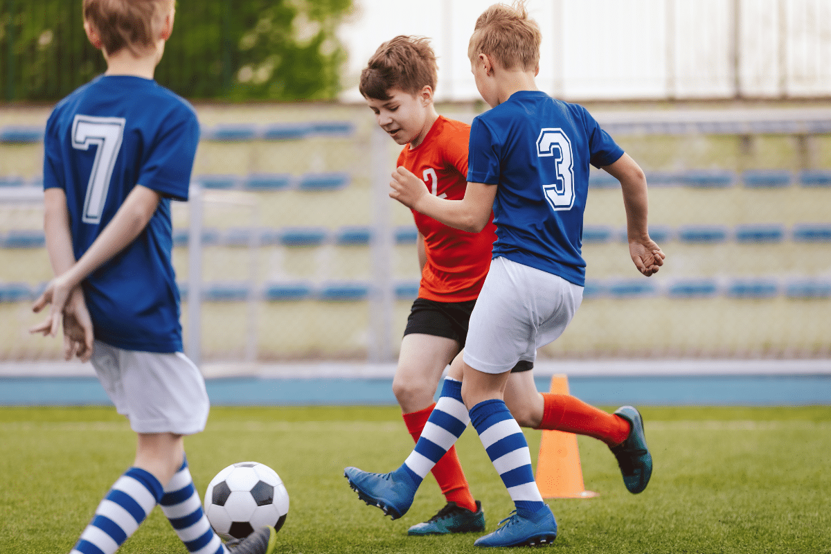 Beneficios del entrenamiento de fútbol para niños - Escuela de Futbol  Alcazar