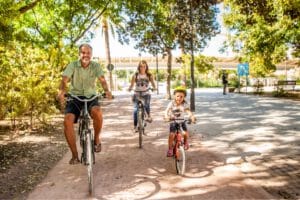 Familia haciendo la ruta en bici de Valencia a El Saler por el carril bici