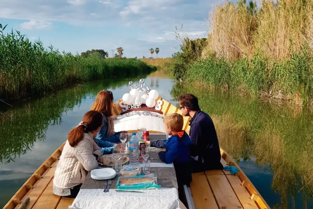 Descubre la Albufera de Valencia con paseos en barca por La Albufera 2 Paseos en barca por La Albufera | celebra cumpleanos aperitivo en la albufera paseo en barca palmar por tu cumpleanos 3