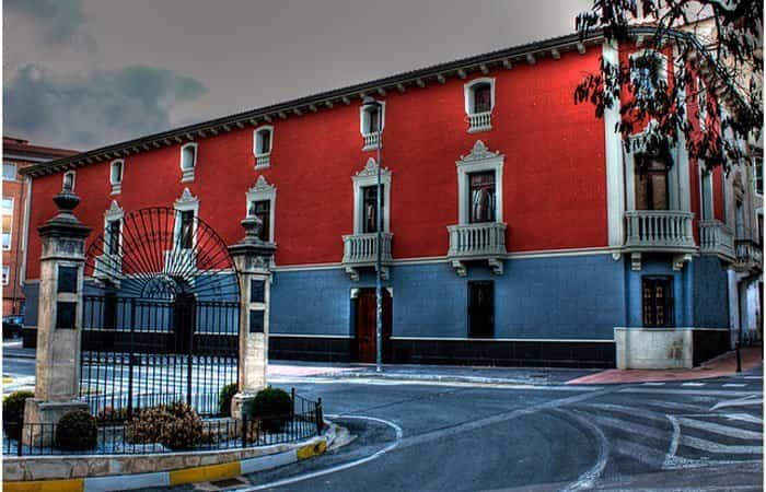 Excursión en familia a Onil: castillo, laberintos, museos y senderismo 2 Huerto y zona verde de Casa Tápena en Onil