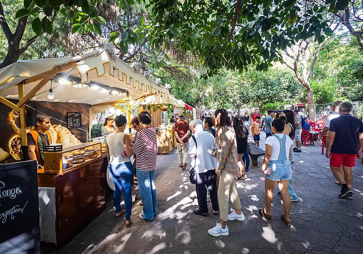 Programa de actos del 9 d'Octubre 2026 en Valencia y actividades para niños 2 Familias paseando por el mercado medieval del Jardin del Turia por el 9 d'octubre