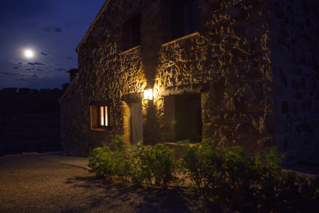 Masía de María | exterior luna y casa