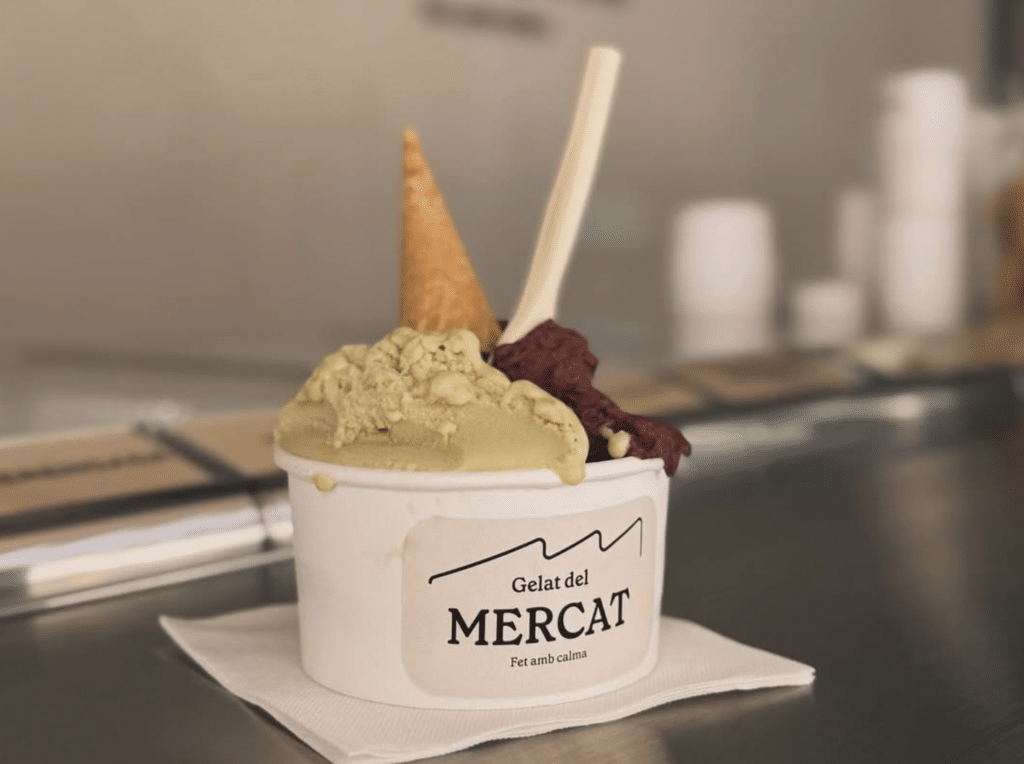Las mejores heladerías de Valencia, una guía de helados para este verano 2026 6 Helado artesano de Gelat del Mercat en el Mercat de Russafa, Valencia