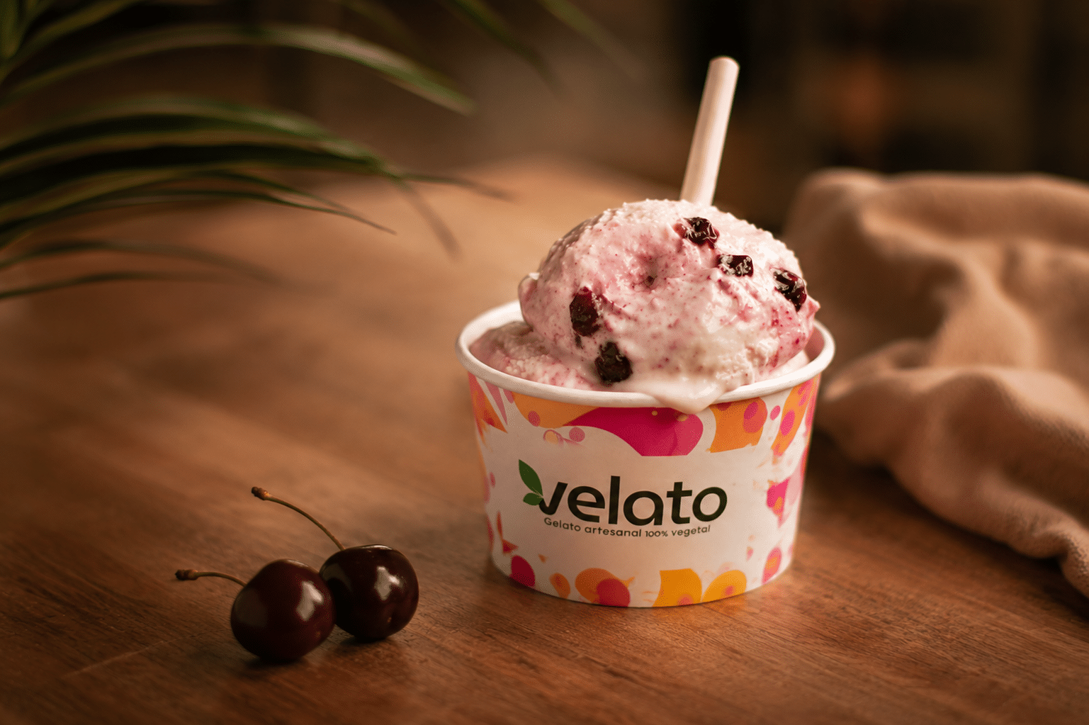 Las mejores heladerías de Valencia, una guía de helados para este verano 2026 2 Helado de amarena vegano y sin gluten de Velato, heladería en Valencia