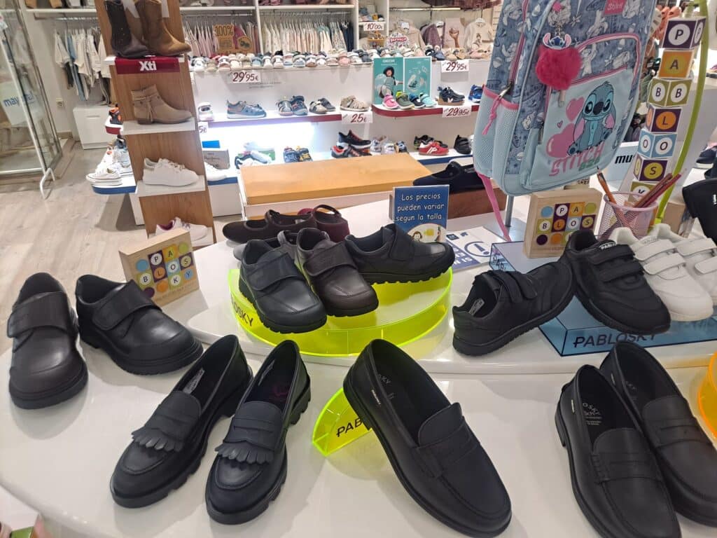 Zapatos de colegio para niños expuestos en una tienda de Zapaterías Sambori