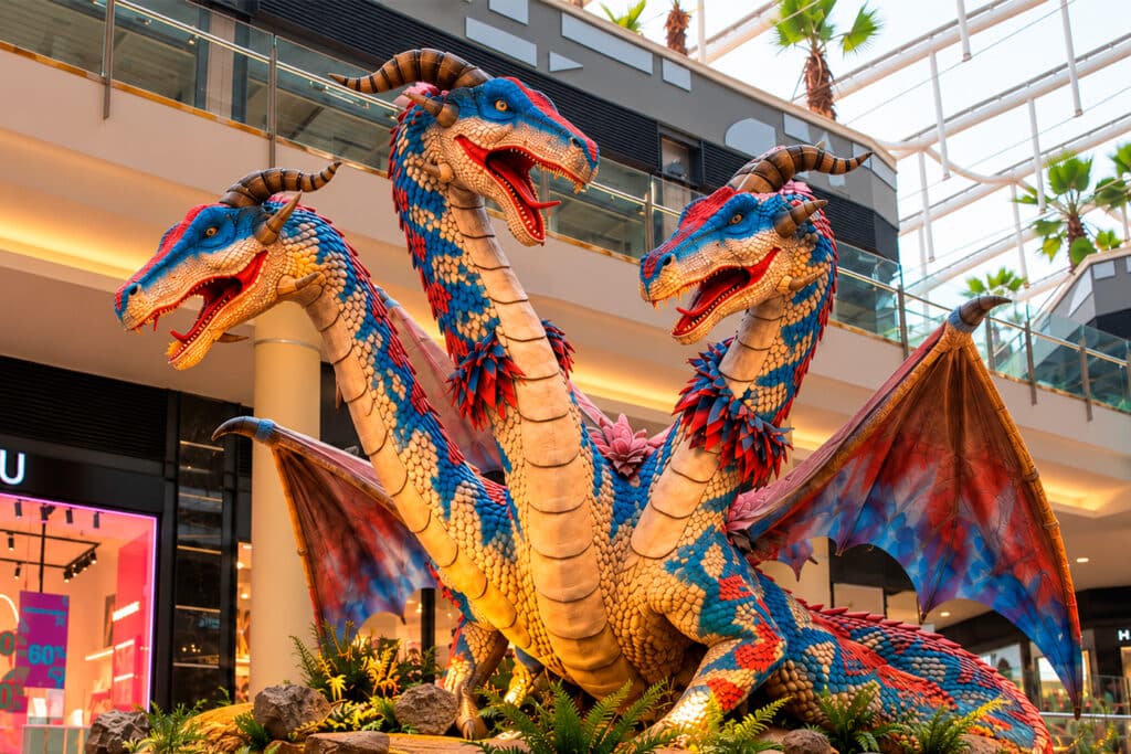 Dragón gigante de la exposición del Centro Comercial Arena, visto desde la planta baja