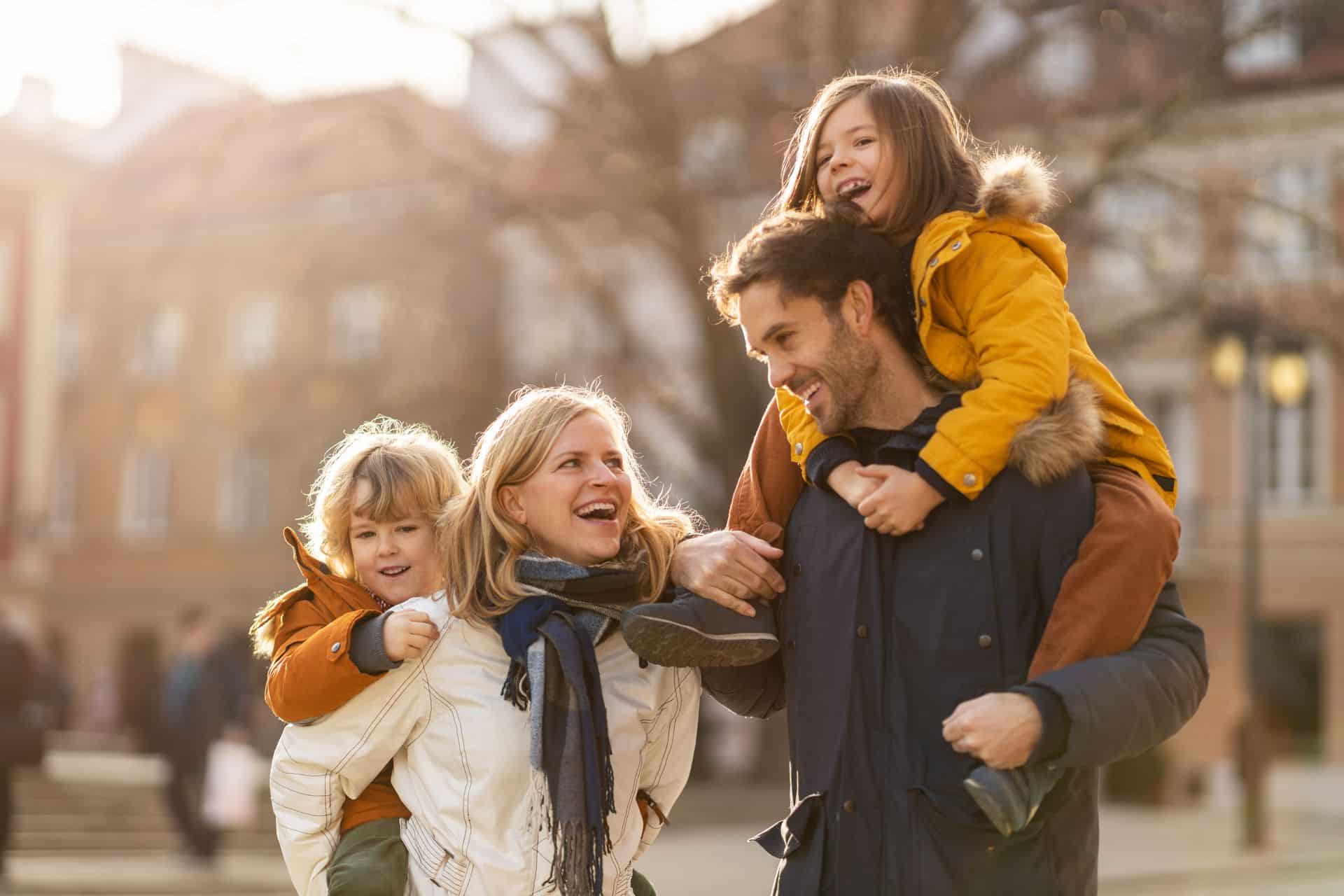 Familia paseando por el centro de una ciudad durante una escapada urbana con niños