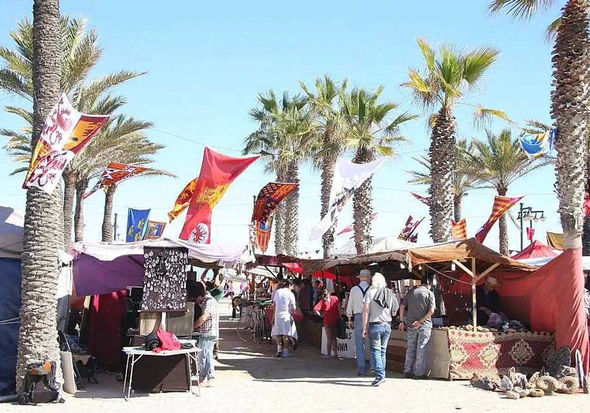 Mercados medievales en Valencia 2026: calendario y fechas 3 Puestos del Mercado Medieval del Cabanyal junto a la playa de Las Arenas de València