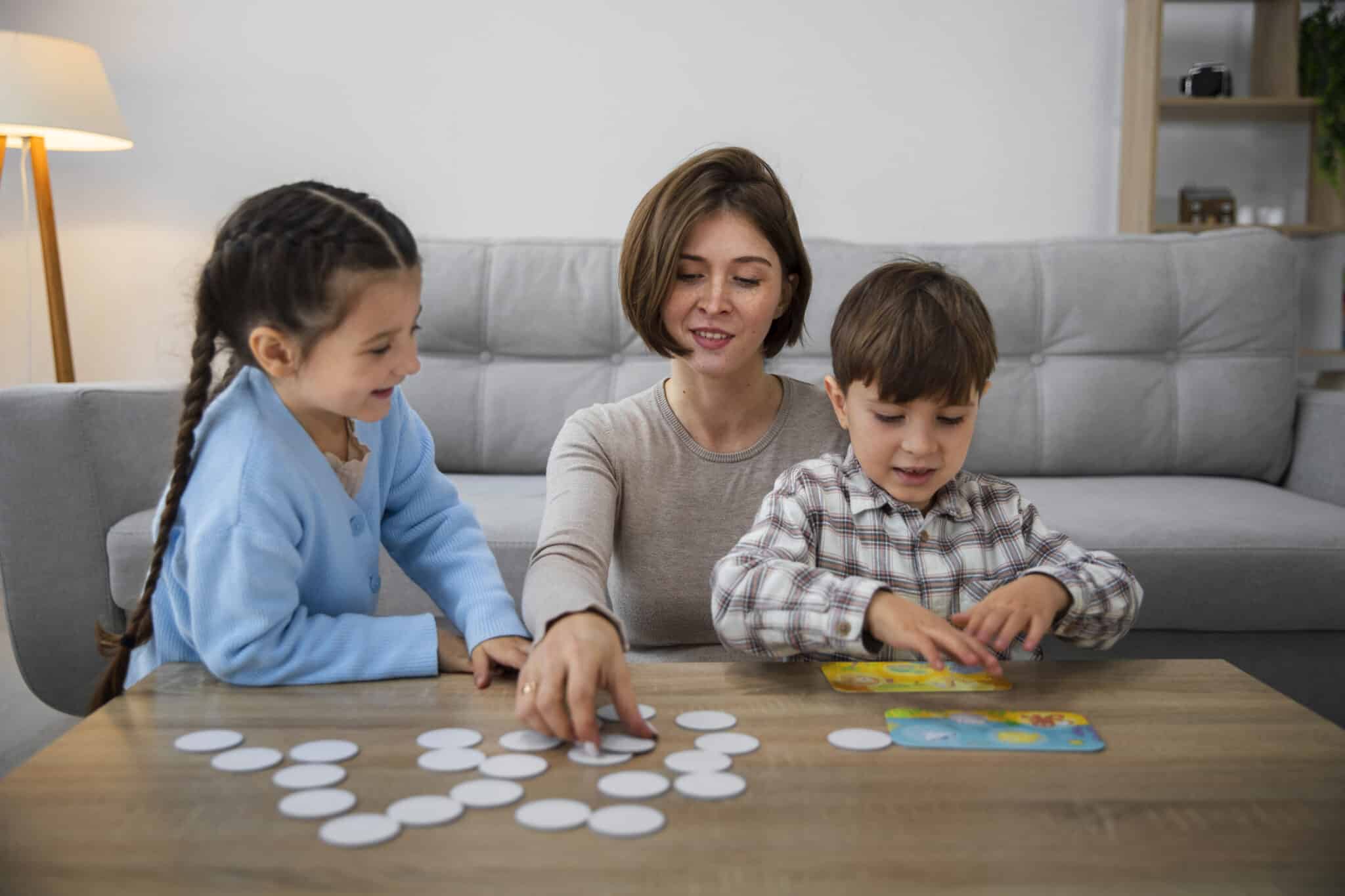 Aprender matemáticas jugando: cómo el juego potencia el aprendizaje infantil 2 aprender matemáticas jugando | vista frontal madre e hijos jugando juego de memoria scaled