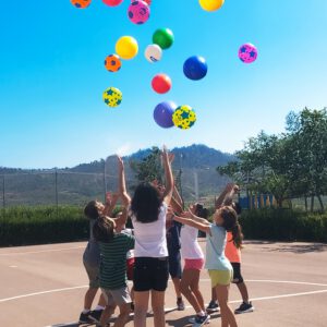 Campamentos de verano bilingües Fluency 2026: una aventura para cada edad 4 Campamentos de verano bilingües | Pelotas 300 pp e1770369224527