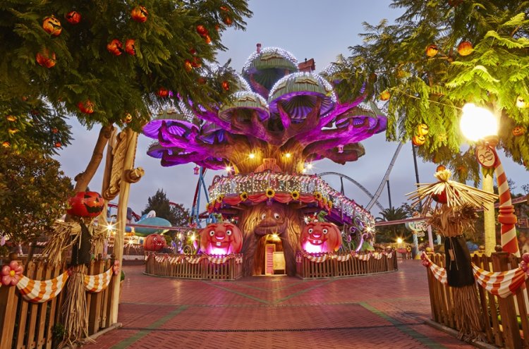 Entrada temática iluminada de PortAventura durante Halloween