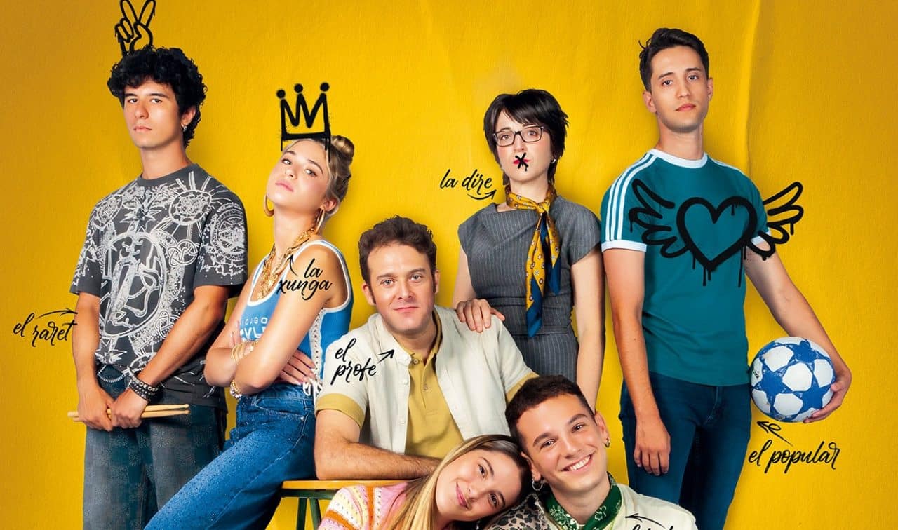 Elenco de Tot eixirà malament, musical del Escalante para adolescentes, posando sobre fondo amarillo