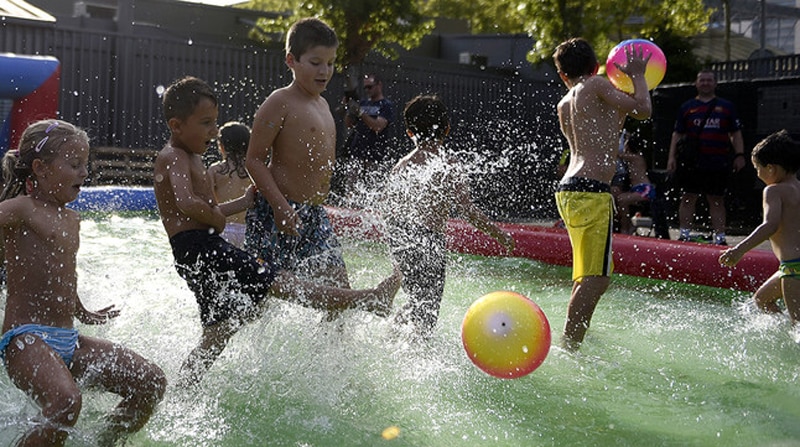 Juegos en la piscina para niños