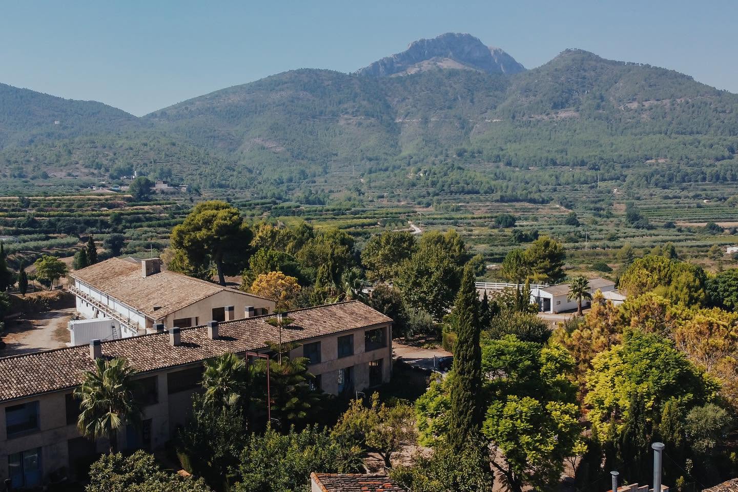 Casas de un pueblo rodeadas de montañas y bosque