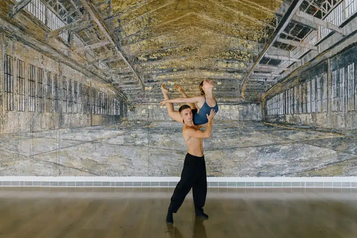Centro de Arte Hortensia Herrero: una de las mejores experiencias familiares en Valencia 3 Bailarines haciendo un porté ante un gran lienzo de Anselm Kiefer en una sala del CAHH