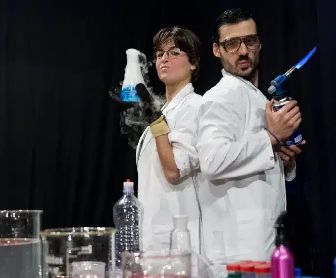 Sala Big Bang Valencia: teatro y ciencia para disfrutar con los peques 3 Dos científicos con bata blanca hacen un experimento con fuego y humo en el espectáculo Clowntifics de la Sala Big Bang