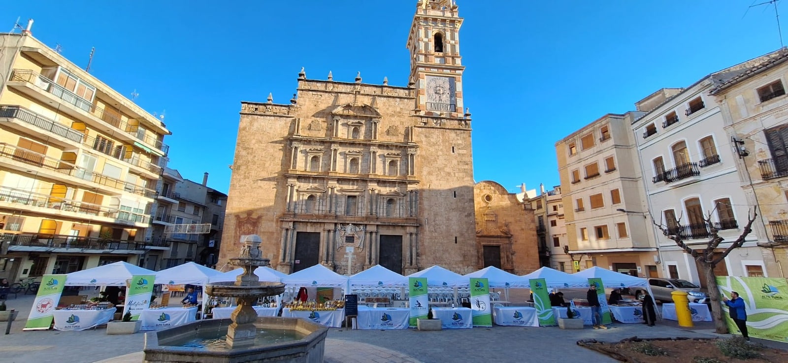 Puestos de gastronomía y de productos locales y artesanía en la plaza de Chelva