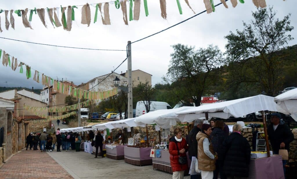 Feria del alto turia con puestos de gastronomia y artesania en Chelva