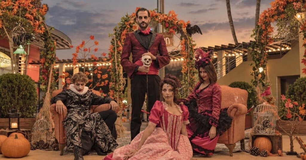 Catrinas y Catrines del Halloween mexicano en Heron City Valencia, con calabazas y arcos de hojas de otoño