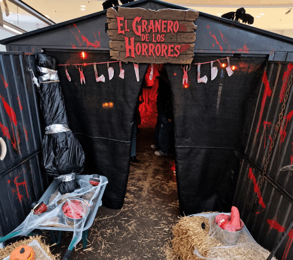 Entrada de El Granero de los Horrores en el Centro Comercial Bonaire, con balas de paja, calabazas y cuchillos colgados