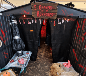 Entrada de El Granero de los Horrores en el Centro Comercial Bonaire, con balas de paja, calabazas y cuchillos colgados