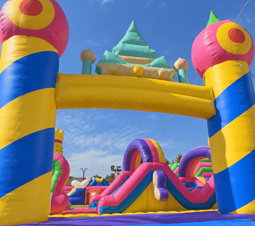 Entrada hinchable con forma de castillo y toboganes de colores al fondo en Parque WOW, junto al Centro Comercial Bonaire