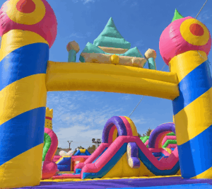 Escuelas de navidad en Valencia 48 Entrada hinchable con forma de castillo y toboganes de colores al fondo en Parque WOW, junto al Centro Comercial Bonaire
