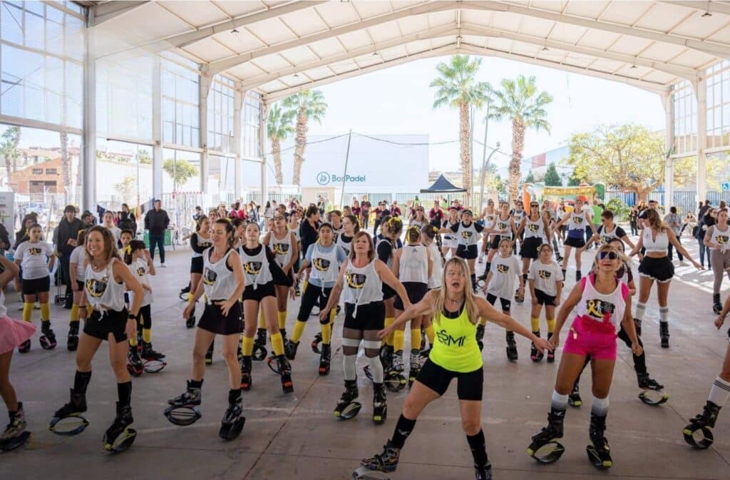 Participantes con botas de Kangoo Jumps en Un salto por la vida, bajo la cubierta del Parque de los Paelleros de Bonrepòs i Mirambell